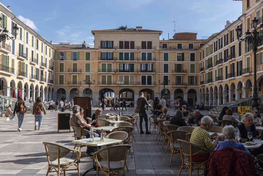 Mallorca - Palma 056 - plaza Mayor.jpg